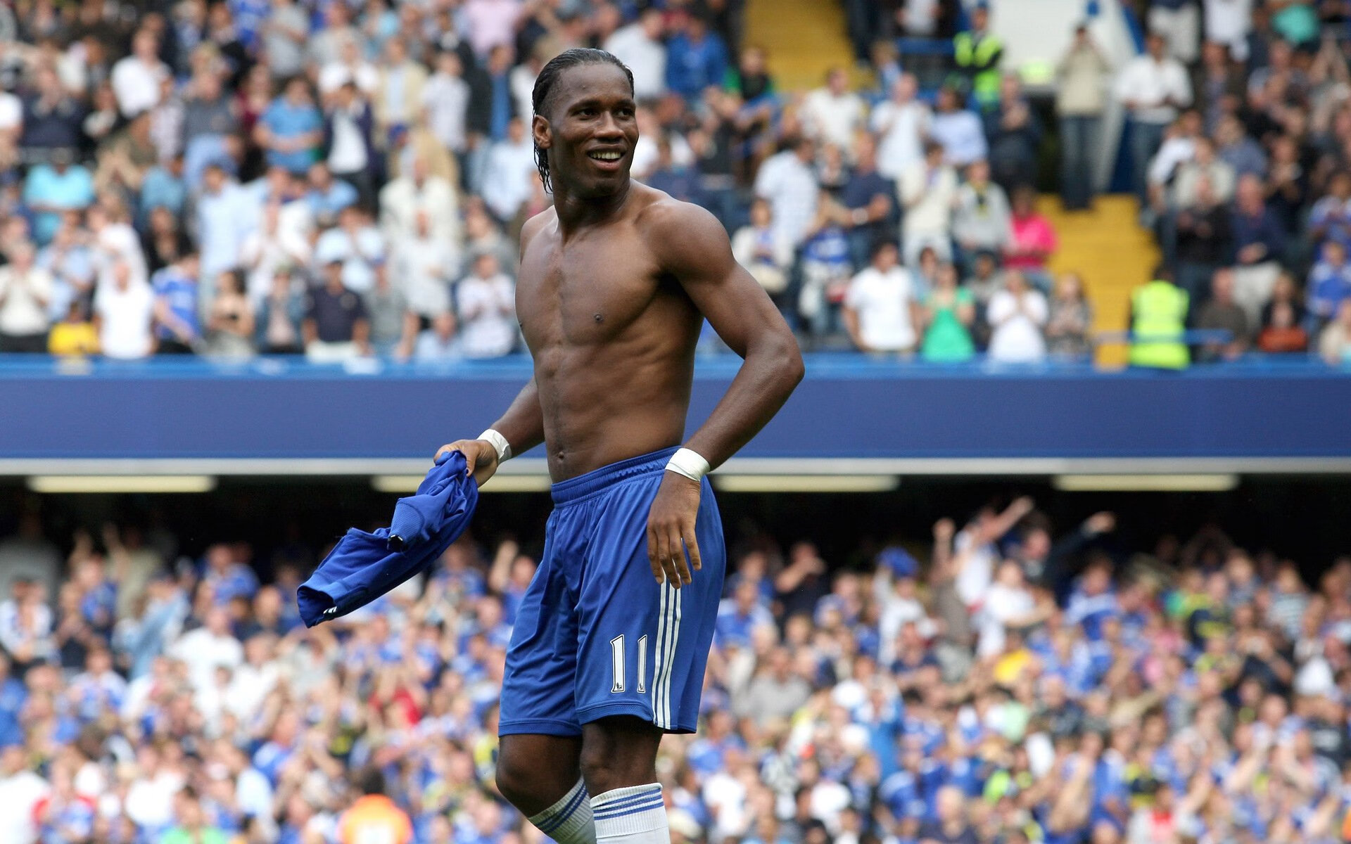 曼联在关键比赛中逆转获胜，积分追赶榜首