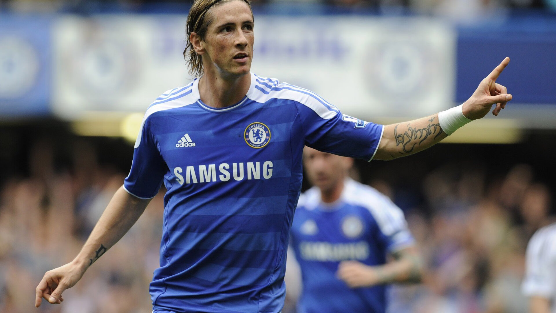 爱游戏-曼联在关键比赛中逆转获胜，积分追赶榜首